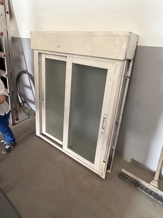 Ventana aluminio blanco con persiana