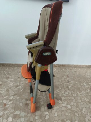 Trona de bebé con bandeja naranja
