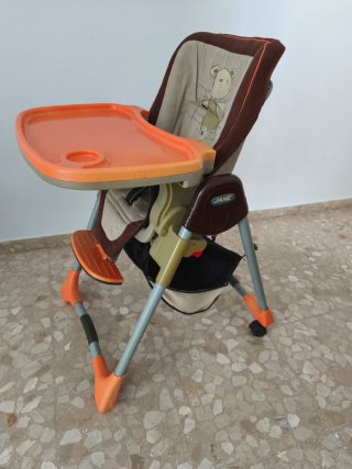 Trona de bebé con bandeja naranja