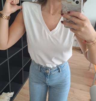 Camiseta blanca cuello pico con hombreras