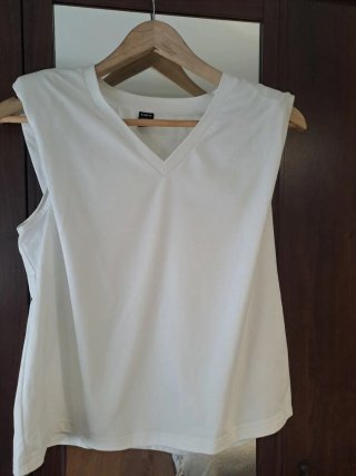 Camiseta blanca cuello pico con hombreras