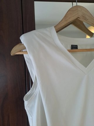 Camiseta blanca cuello pico con hombreras