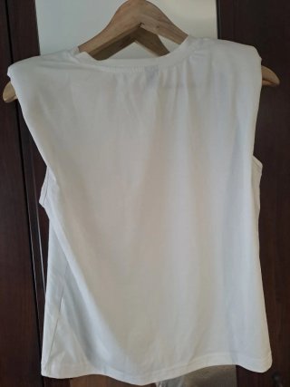 Camiseta blanca cuello pico con hombreras