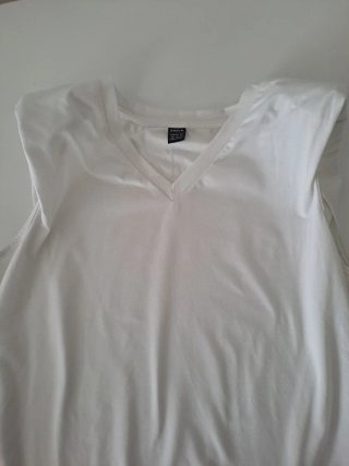 Camiseta blanca cuello pico con hombreras