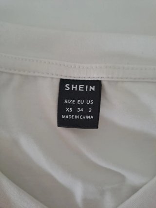 Camiseta blanca cuello pico con hombreras
