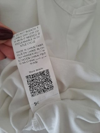 Camiseta blanca cuello pico con hombreras