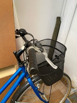 Bicicleta de paseo azul con marchas