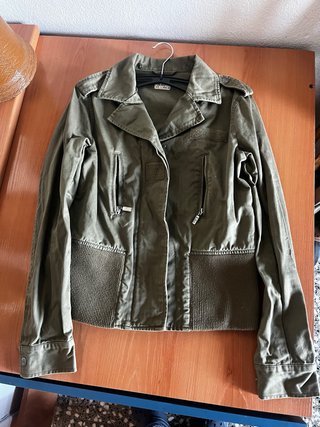 Chaqueta militar verde oliva estilo Y2K