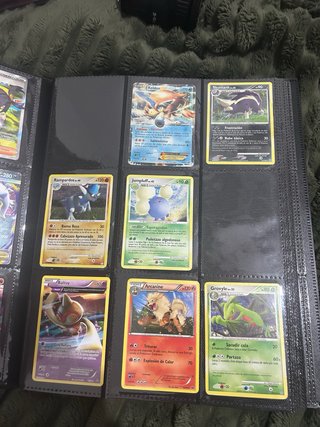 Álbum Pokémon en perfecto estado + cartas exclusiv