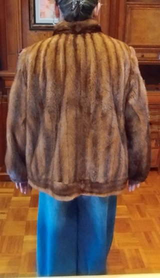 Elegante chaquetón marrón
