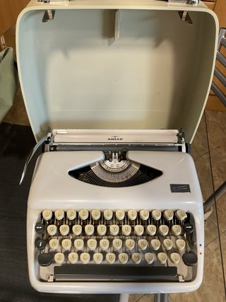 Máquina de escribir Adler