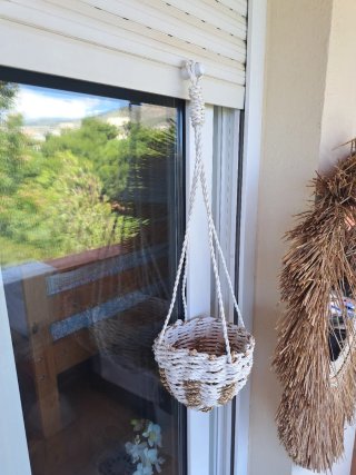 Cesta artesanal para colgar plantas