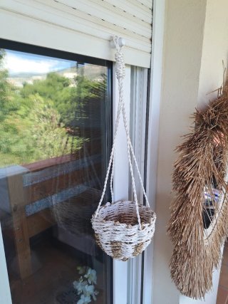 Cesta artesanal para colgar plantas