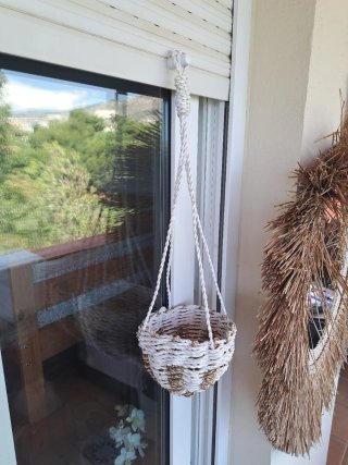 Cesta artesanal para colgar plantas
