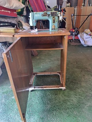 Máquina de coser Alfa con mueble