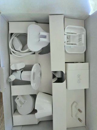 Arlo Pro 4 Spotlight Camera - 3 Cámaras
