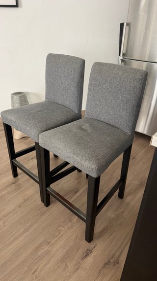 2 Taburetes IKEA Bergmund 62cm Gris