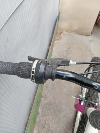 Bicicleta juvenil blanca y rosa