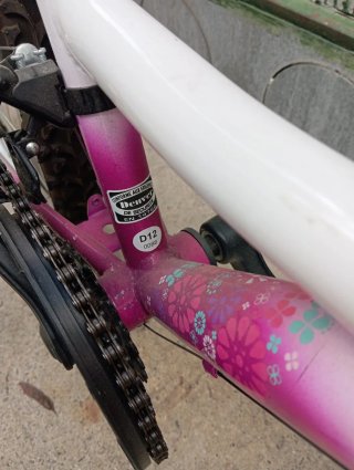 Bicicleta juvenil blanca y rosa