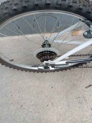 Bicicleta juvenil blanca y rosa
