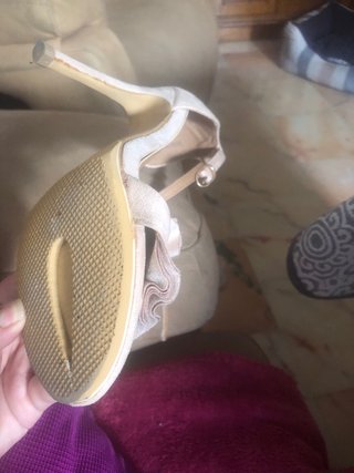 Zapatos de salón beige con volantes
