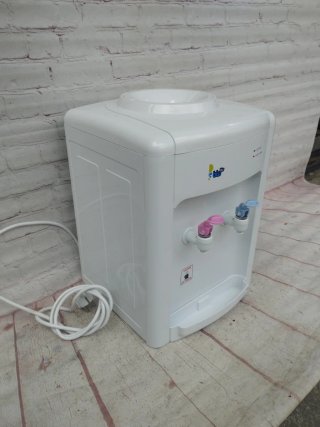 Dispensador de agua de mesa blanco