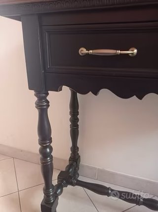 Consolle in legno con cassetti