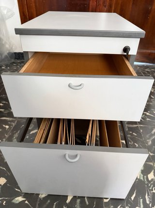 Archivador metálico con ruedas y llave