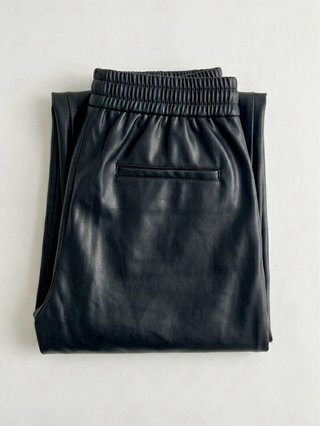 Shorts ZARA Efecto Piel Negros Talla M