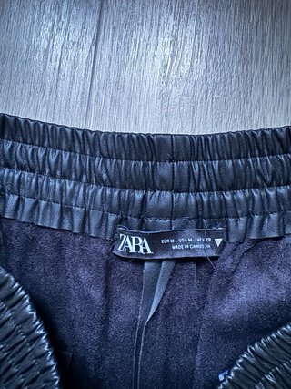 Shorts ZARA Efecto Piel Negros Talla M