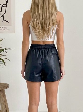 Shorts ZARA Efecto Piel Negros Talla M