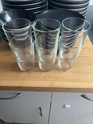 Vajilla cerámica y tazas negra y blanca