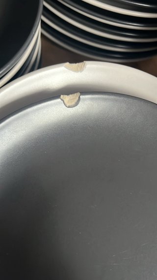 Vajilla cerámica y tazas negra y blanca