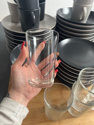 Vajilla cerámica y tazas negra y blanca