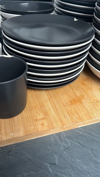 Vajilla cerámica y tazas negra y blanca