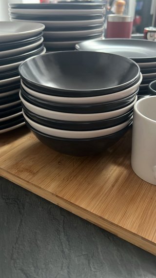 Vajilla cerámica y tazas negra y blanca