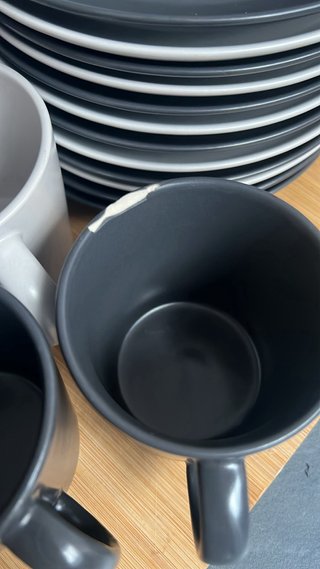 Vajilla cerámica y tazas negra y blanca