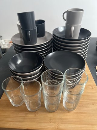 Vajilla cerámica y tazas negra y blanca