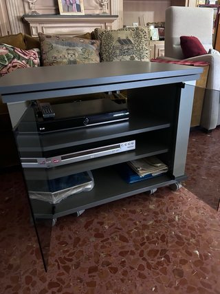 Mesa TV móvil con ruedas