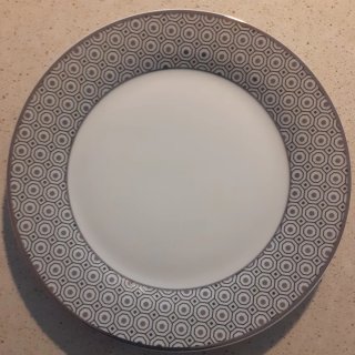 Set Platos y Cubiertos Diseño Geométrico