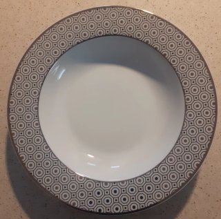 Set Platos y Cubiertos Diseño Geométrico