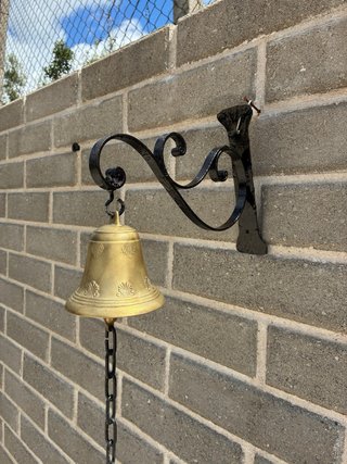 Campana antica bronzo con supporto ferro