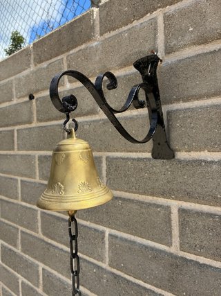 Campana antica bronzo con supporto ferro