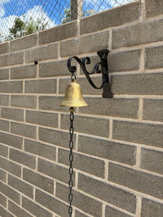 Campana antica bronzo con supporto ferro