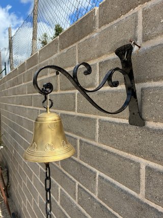Campana antica bronzo con supporto ferro