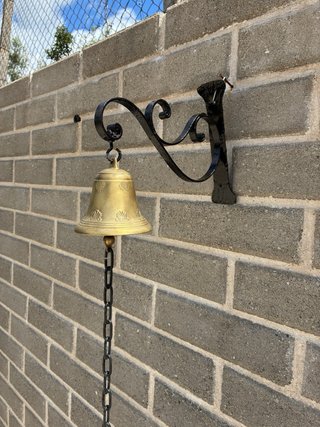 Campana antica bronzo con supporto ferro