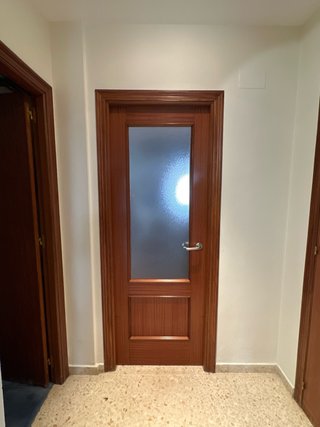 Puerta de madera con cristal
