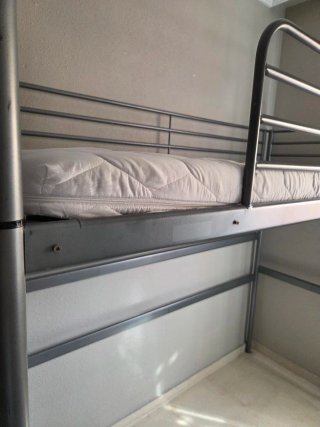 Cama alta metálica individual de IKEA