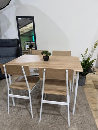 Mesa de comedor con 4 sillas