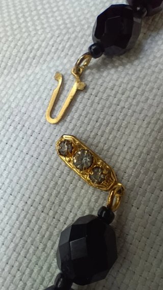 Collar negro cierre vintage dorado